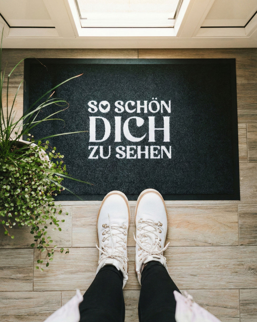 Fussmatte mit Spruch oder Motiv Hier wohnt in schwarz weiss