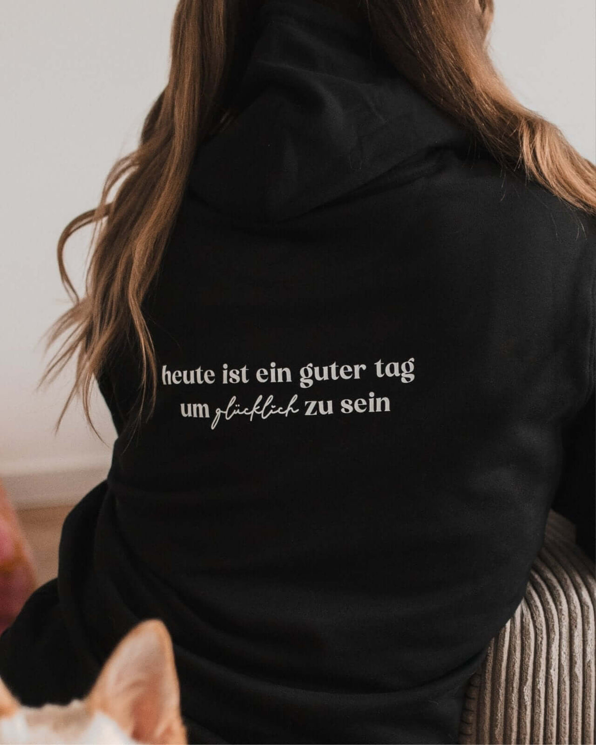Pullover & Hoodie mit Spruch oder Motiv Glücklich in schwarz weiss