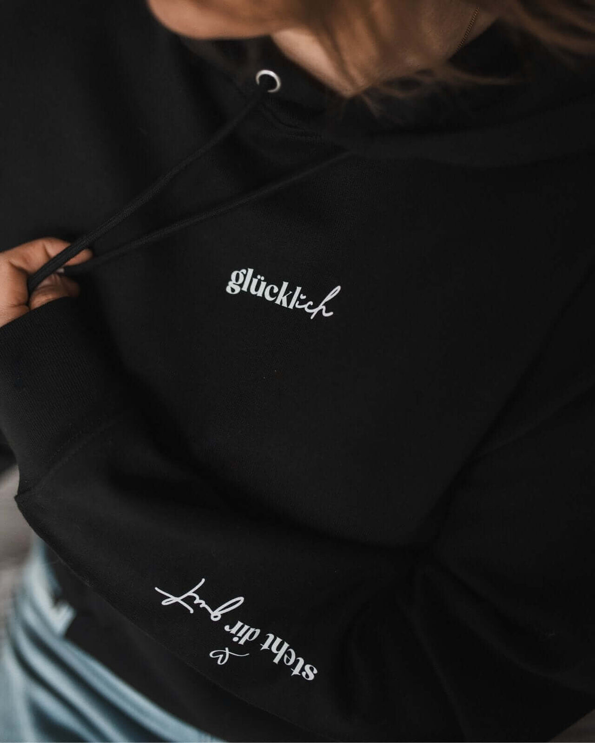Pullover & Hoodie mit Spruch oder Motiv Glücklich in schwarz weiss