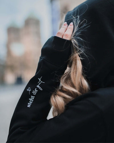 Pullover & Hoodie mit Spruch oder Motiv Glücklich in schwarz weiss