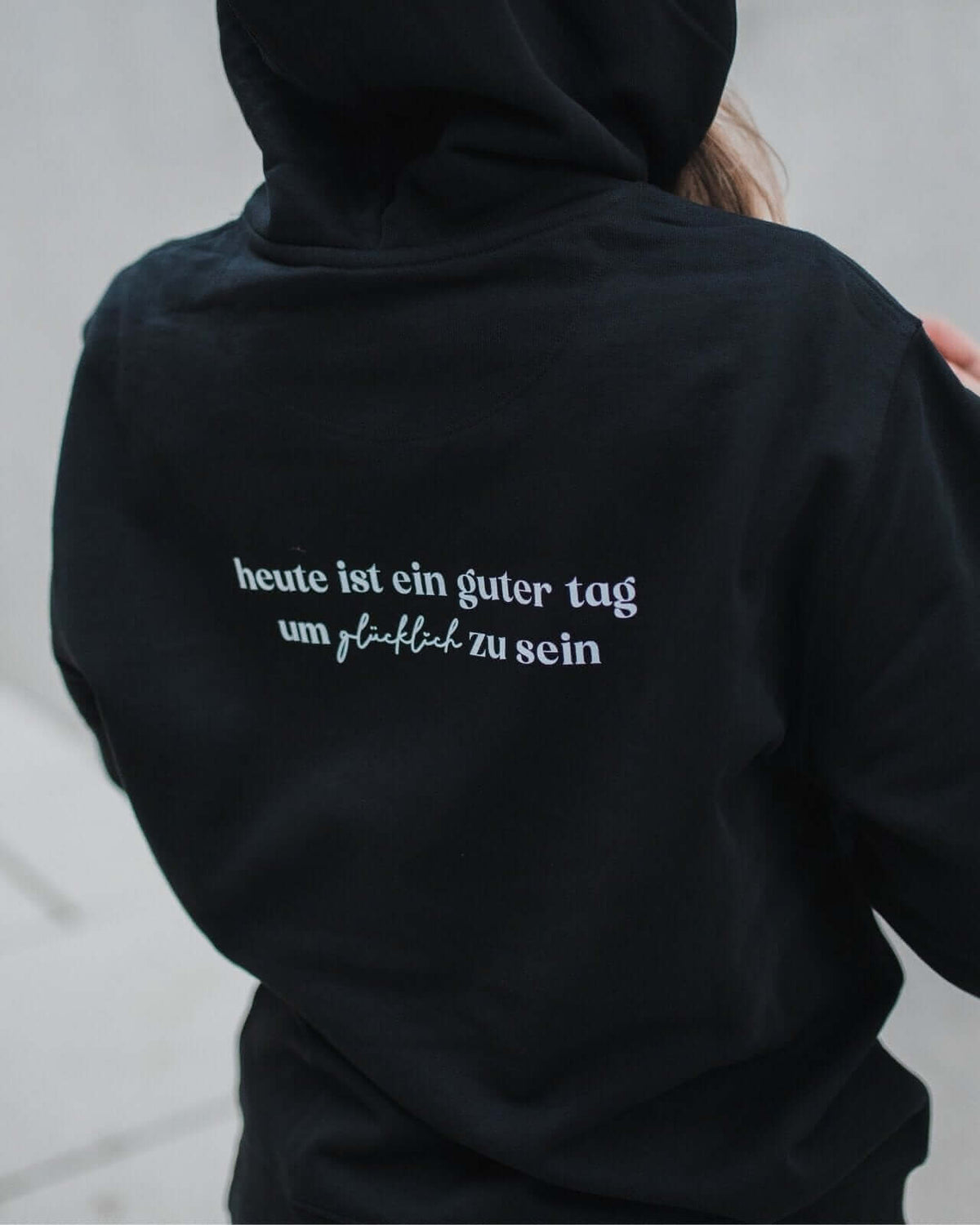 Pullover & Hoodie mit Spruch oder Motiv Glücklich in schwarz weiss