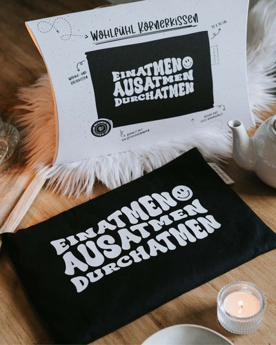 Wärmekissen, Körnerkissen mit Spruch oder Motiv Einatmen Ausatmen in schwarz weiss