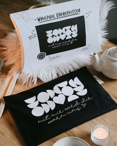 Wärmekissen, Körnerkissen mit Spruch oder Motiv Warm ums Herz in schwarz weiss
