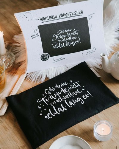 Wärmekissen, Körnerkissen mit Spruch oder Motiv Schlaf länger in schwarz weiss
