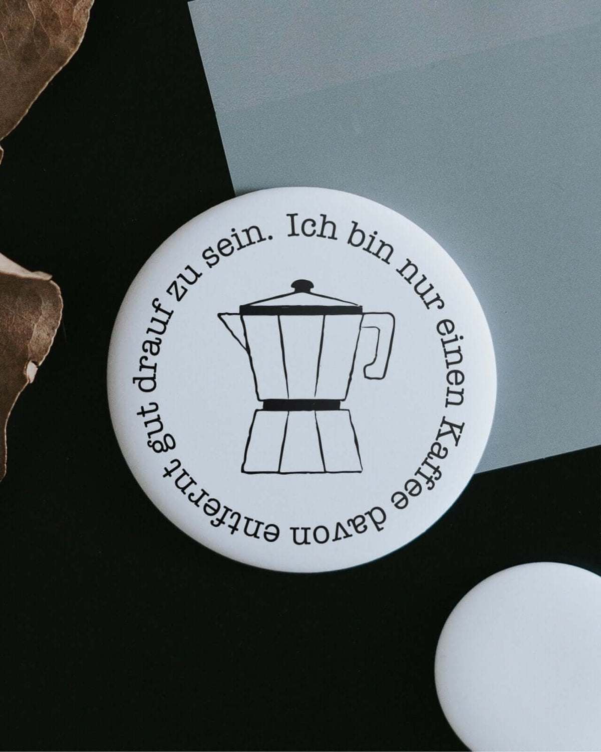 Magnete mit Spruch oder Motiv Einen Kaffee entfernt · groß in schwarz weiss