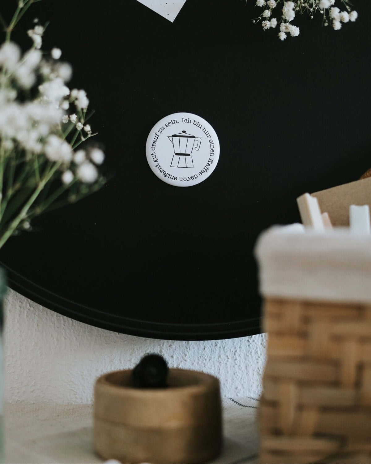 Magnete mit Spruch oder Motiv Einen Kaffee entfernt · groß in schwarz weiss