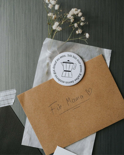 Magnete mit Spruch oder Motiv Einen Kaffee entfernt · groß in schwarz weiss