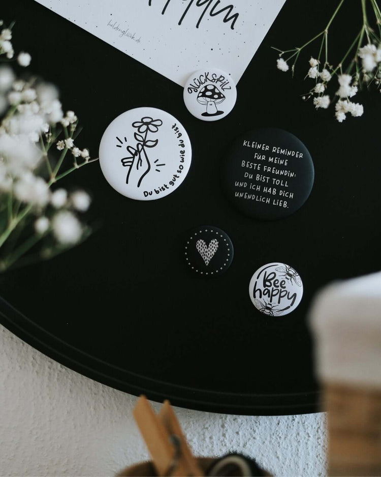 Magnete mit Spruch oder Motiv Bee happy · klein in schwarz weiss