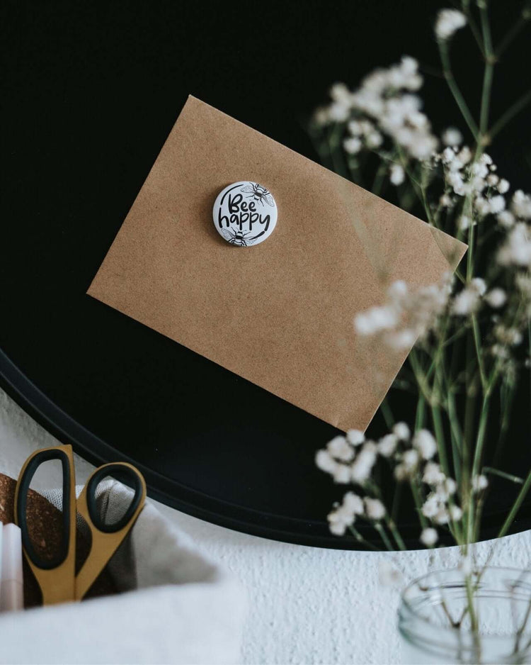 Magnete mit Spruch oder Motiv Bee happy · klein in schwarz weiss