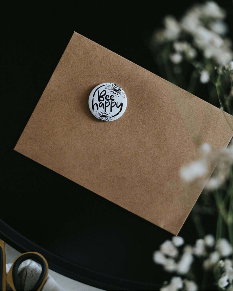 Magnete mit Spruch oder Motiv Bee happy · klein in schwarz weiss