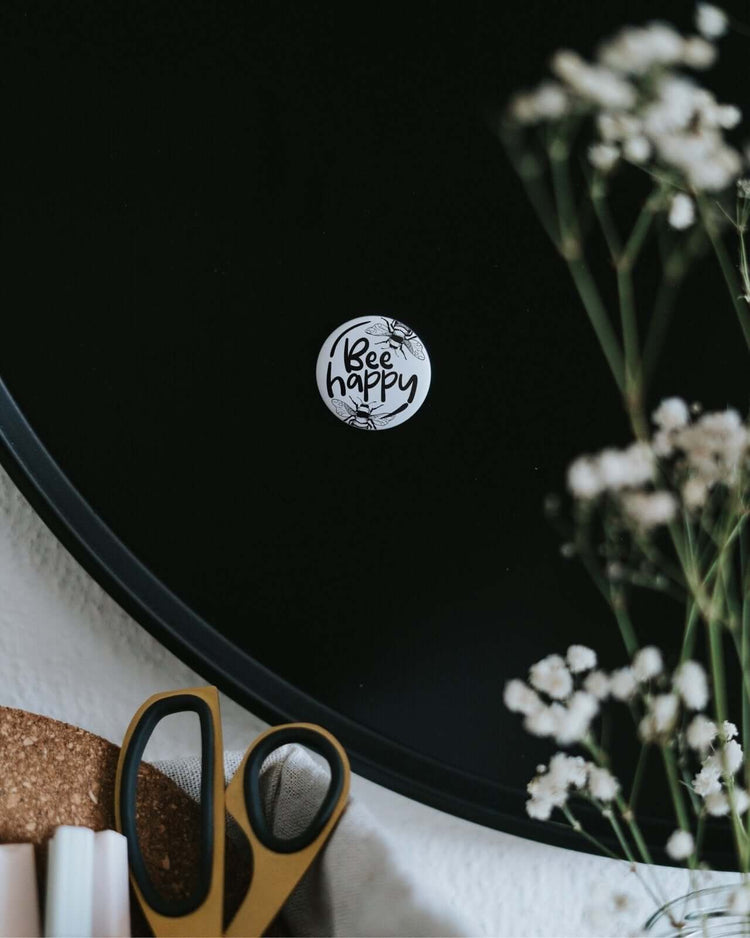 Magnete mit Spruch oder Motiv Bee happy · klein in schwarz weiss