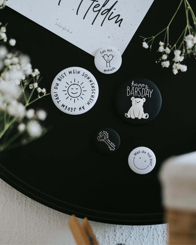 Magnete mit Spruch oder Motiv Fühl dich gedrückt · klein in schwarz weiss