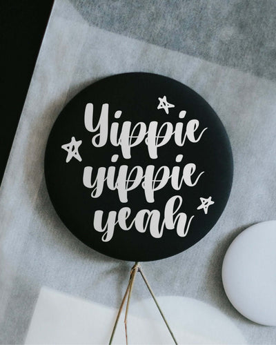 Magnete mit Spruch oder Motiv Yippie yeah · klein in schwarz weiss