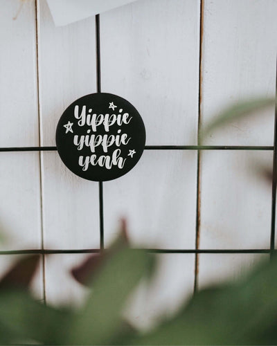 Magnete mit Spruch oder Motiv Yippie yeah · klein in schwarz weiss