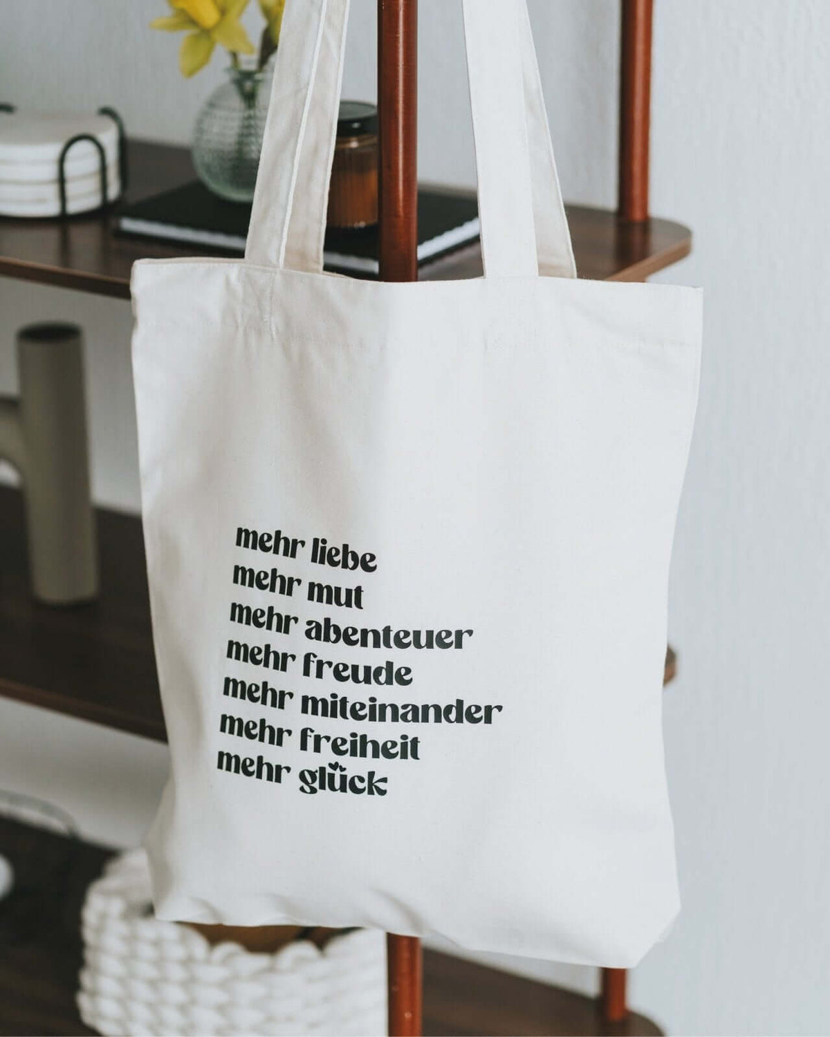 Baumwollbeutel mit Spruch oder Motiv Mehr Liebe in schwarz weiss