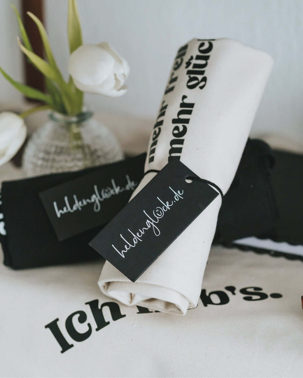 Baumwollbeutel mit Spruch oder Motiv Mehr Liebe in schwarz weiss