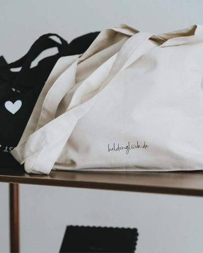Baumwollbeutel mit Spruch oder Motiv Mehr Liebe in schwarz weiss