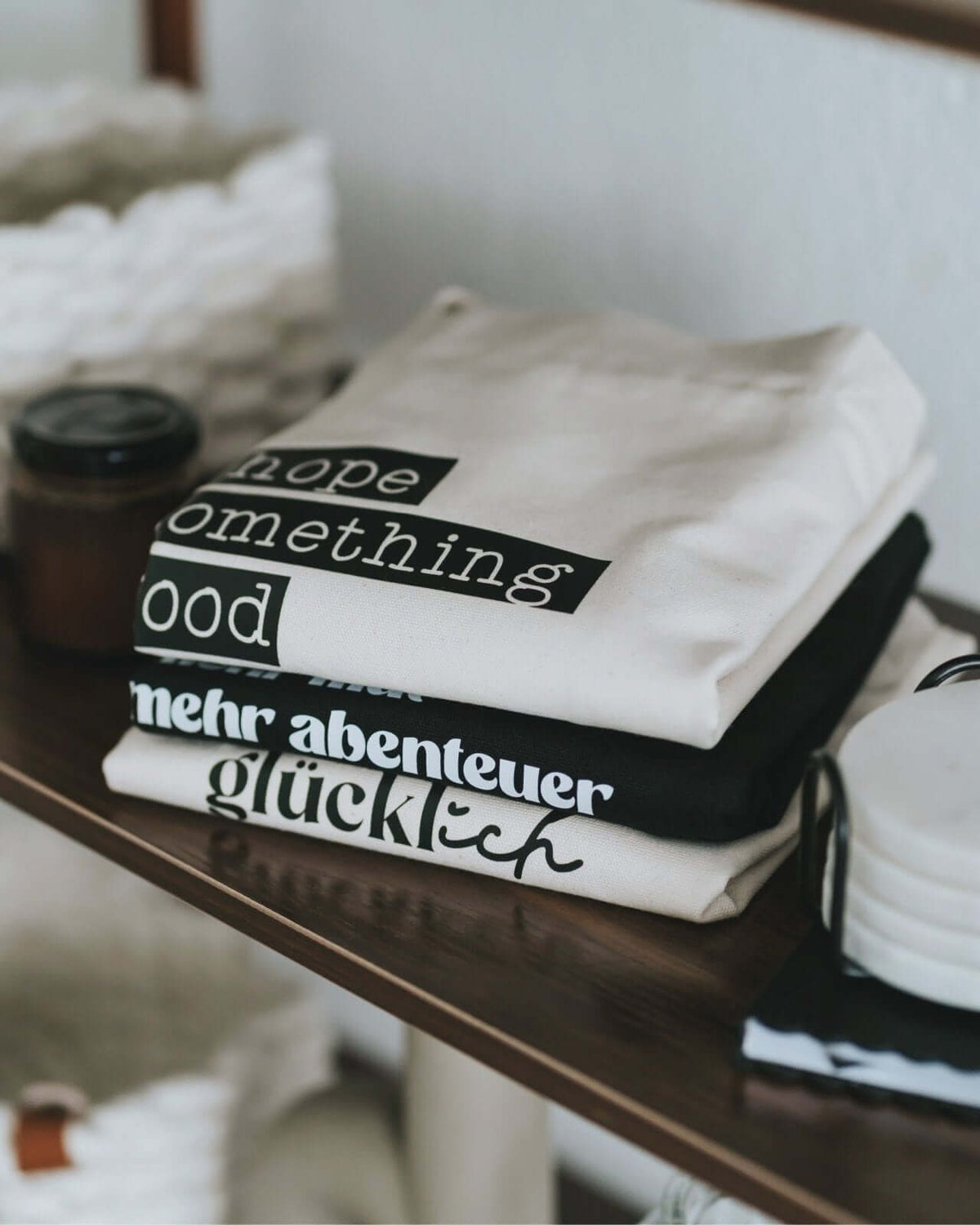 Baumwollbeutel mit Spruch oder Motiv Mehr Liebe in schwarz weiss