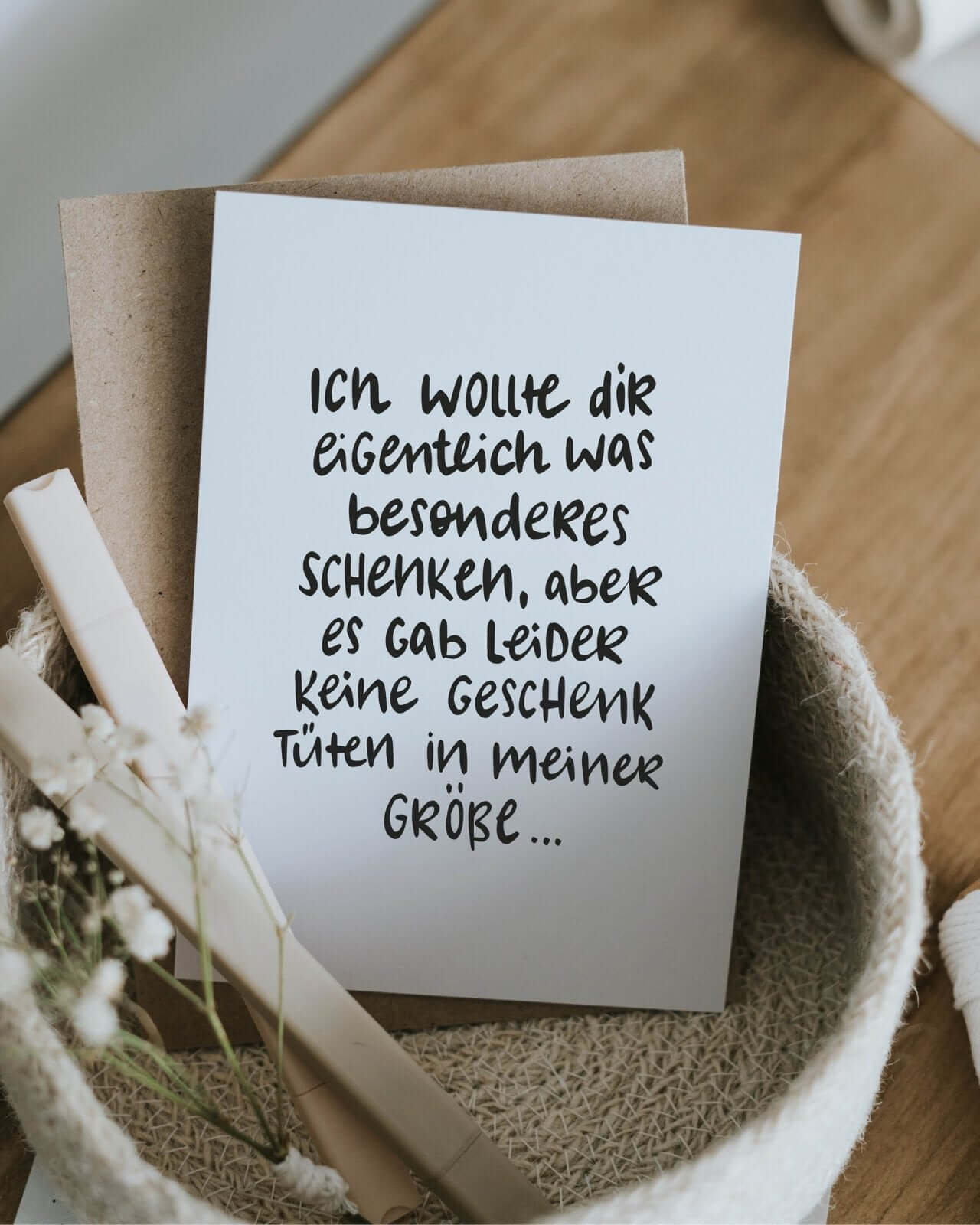 Postkarte mit Spruch und motiv Geschenktüte in schwarz weiss