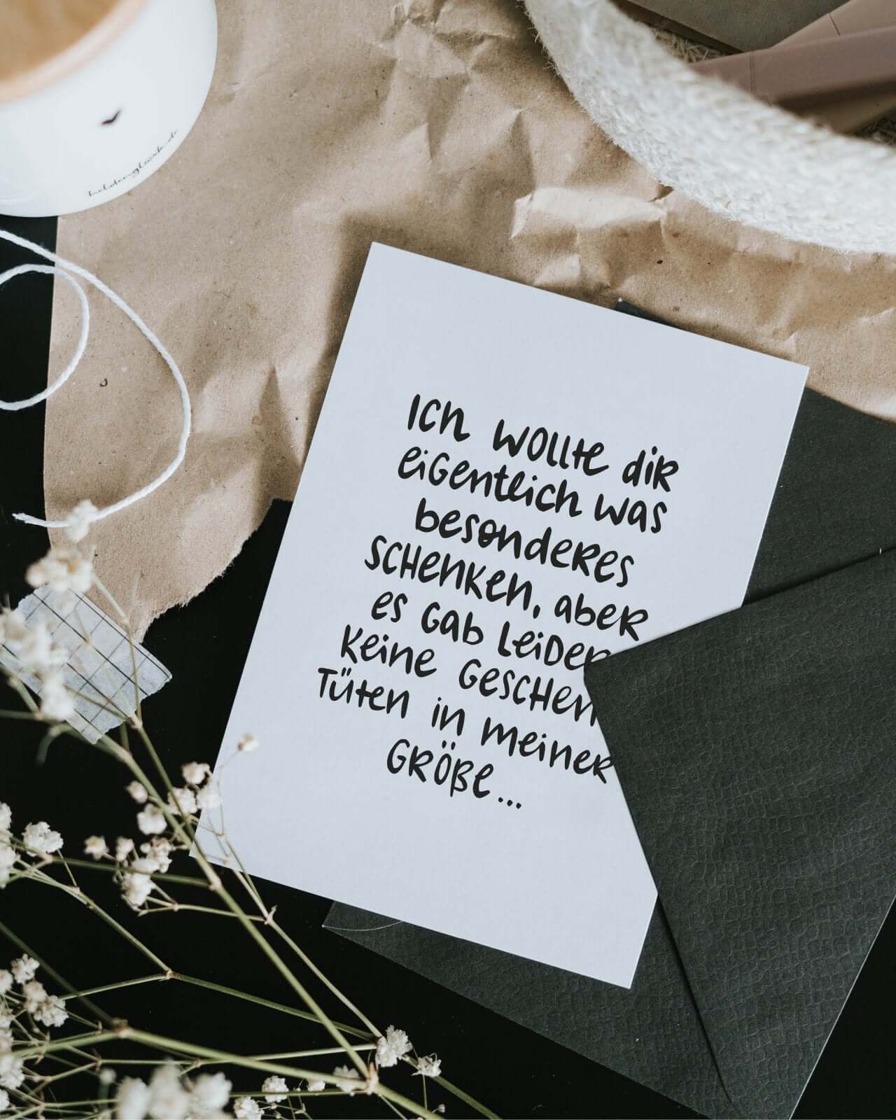 Postkarte mit Spruch und motiv Geschenktüte in schwarz weiss