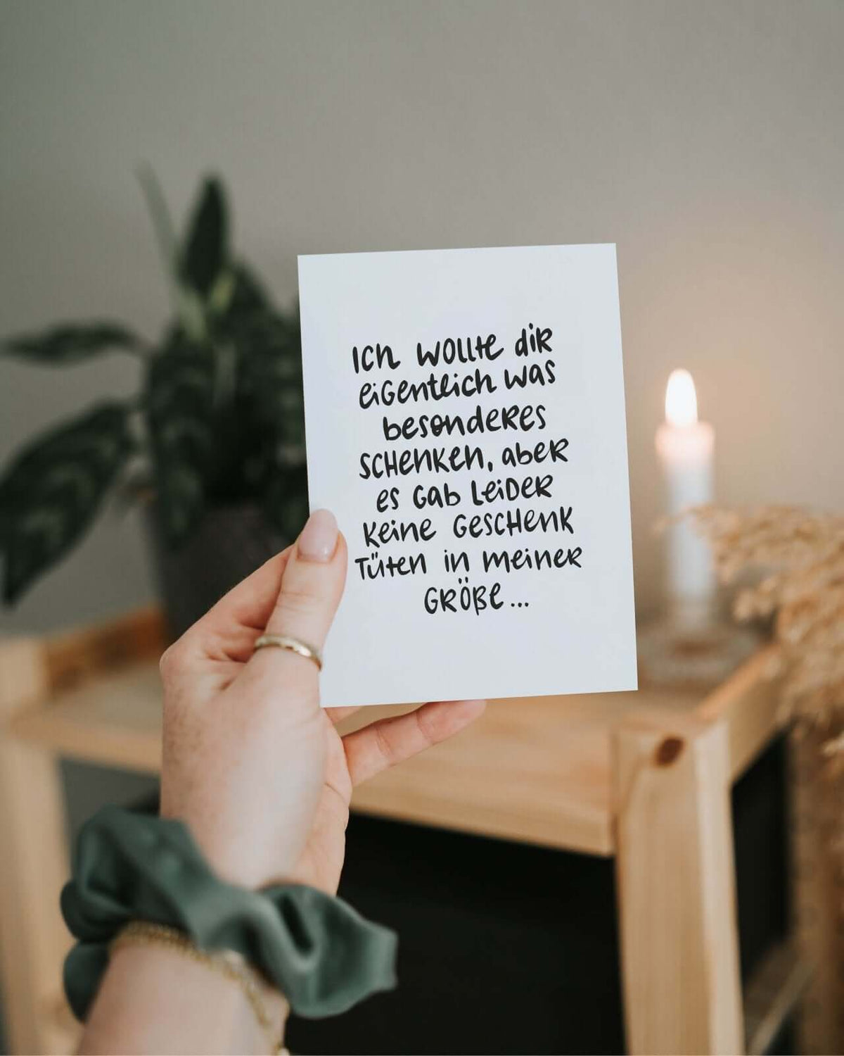 Postkarte mit Spruch und motiv Geschenktüte in schwarz weiss