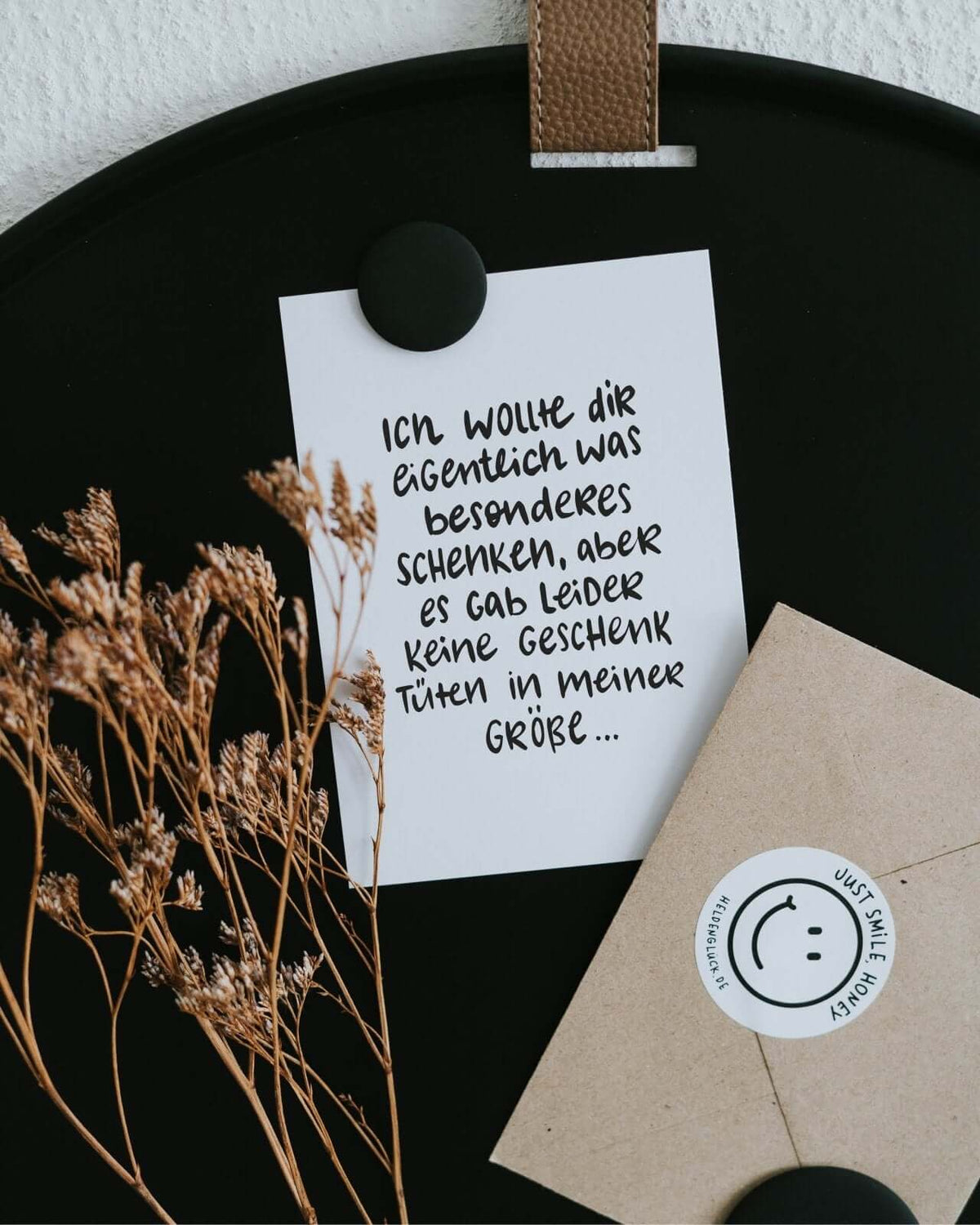Postkarte mit Spruch und motiv Geschenktüte in schwarz weiss