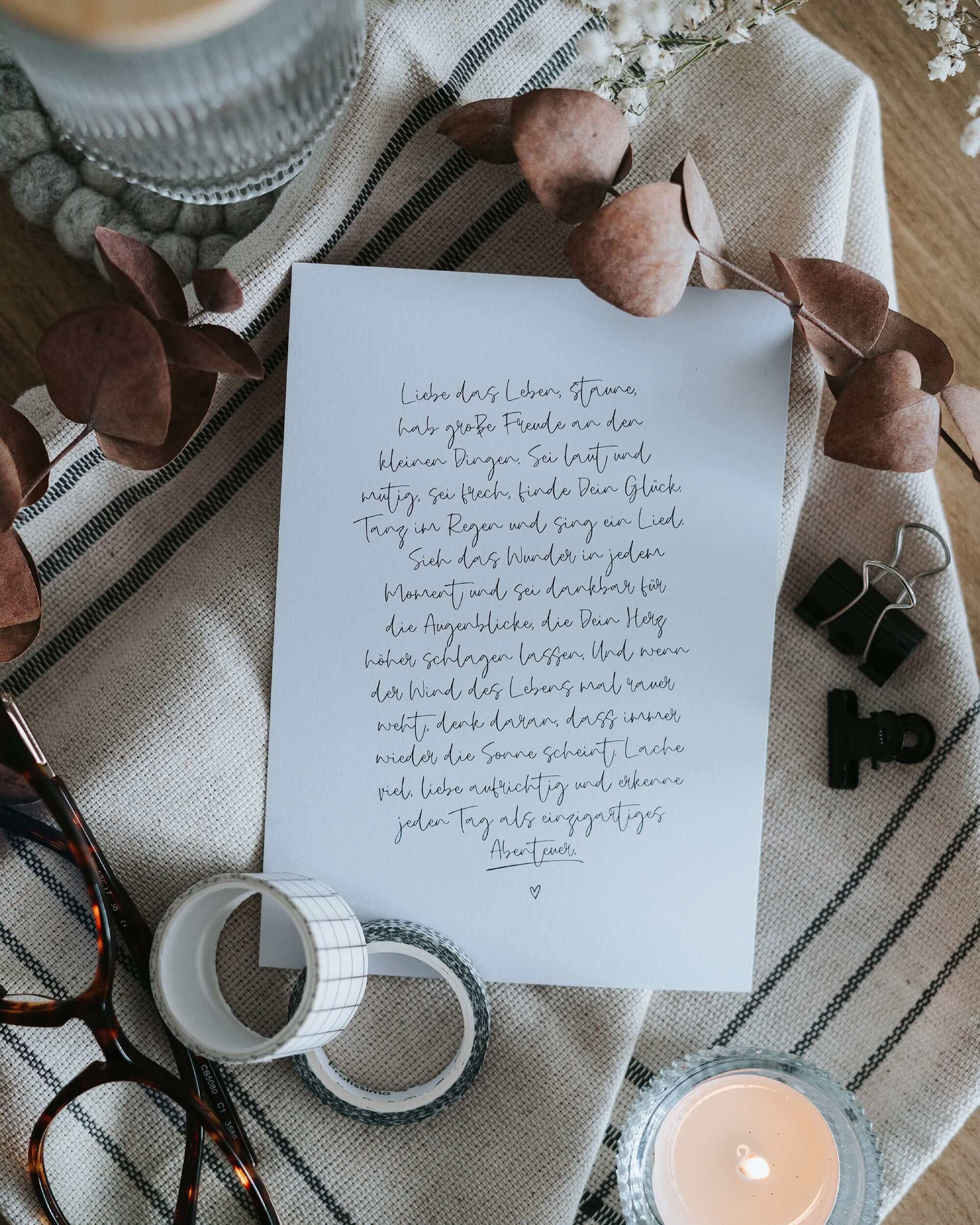Postkarte mit Spruch und motiv Liebe das Leben in schwarz weiss