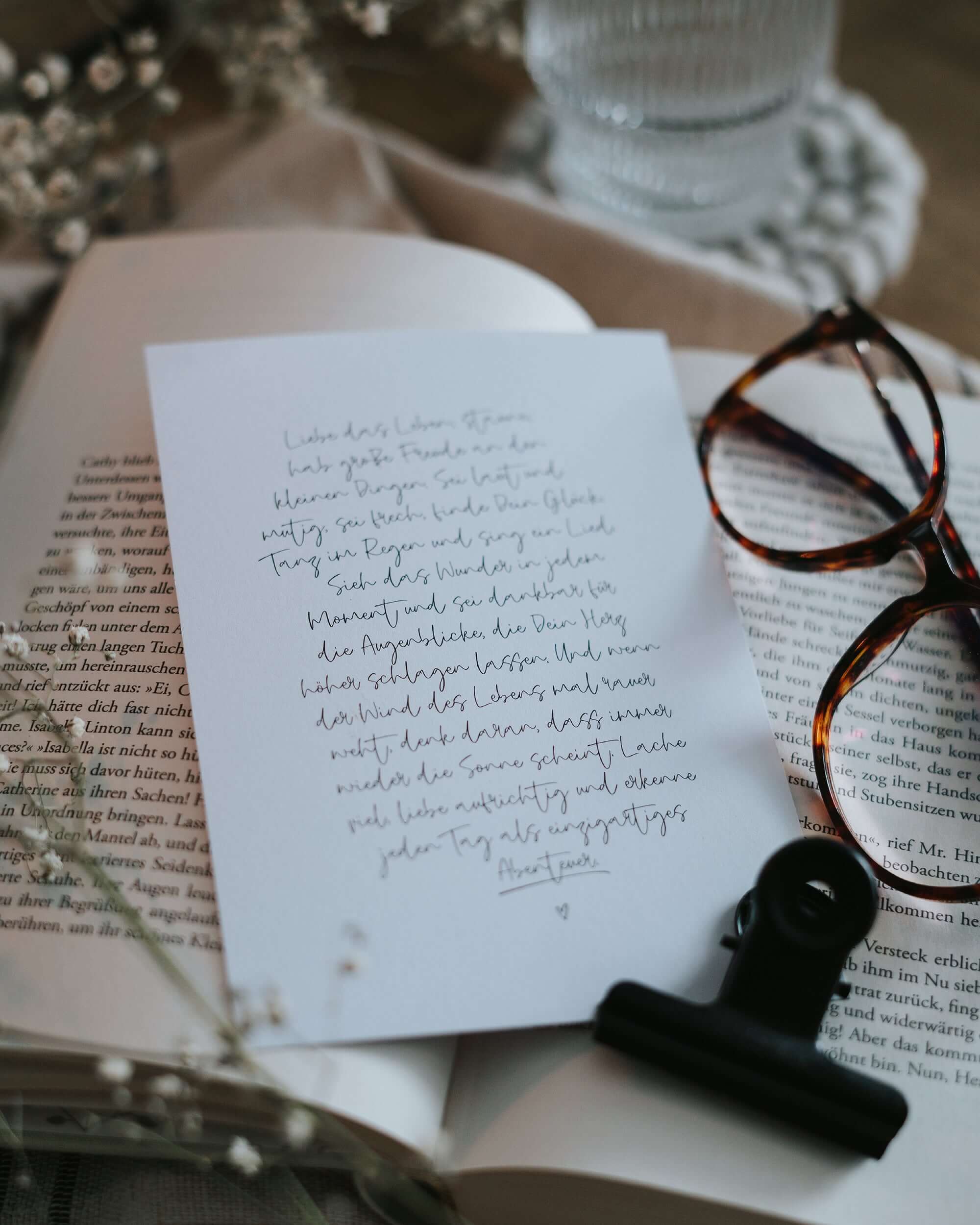 Postkarte mit Spruch und motiv Liebe das Leben in schwarz weiss