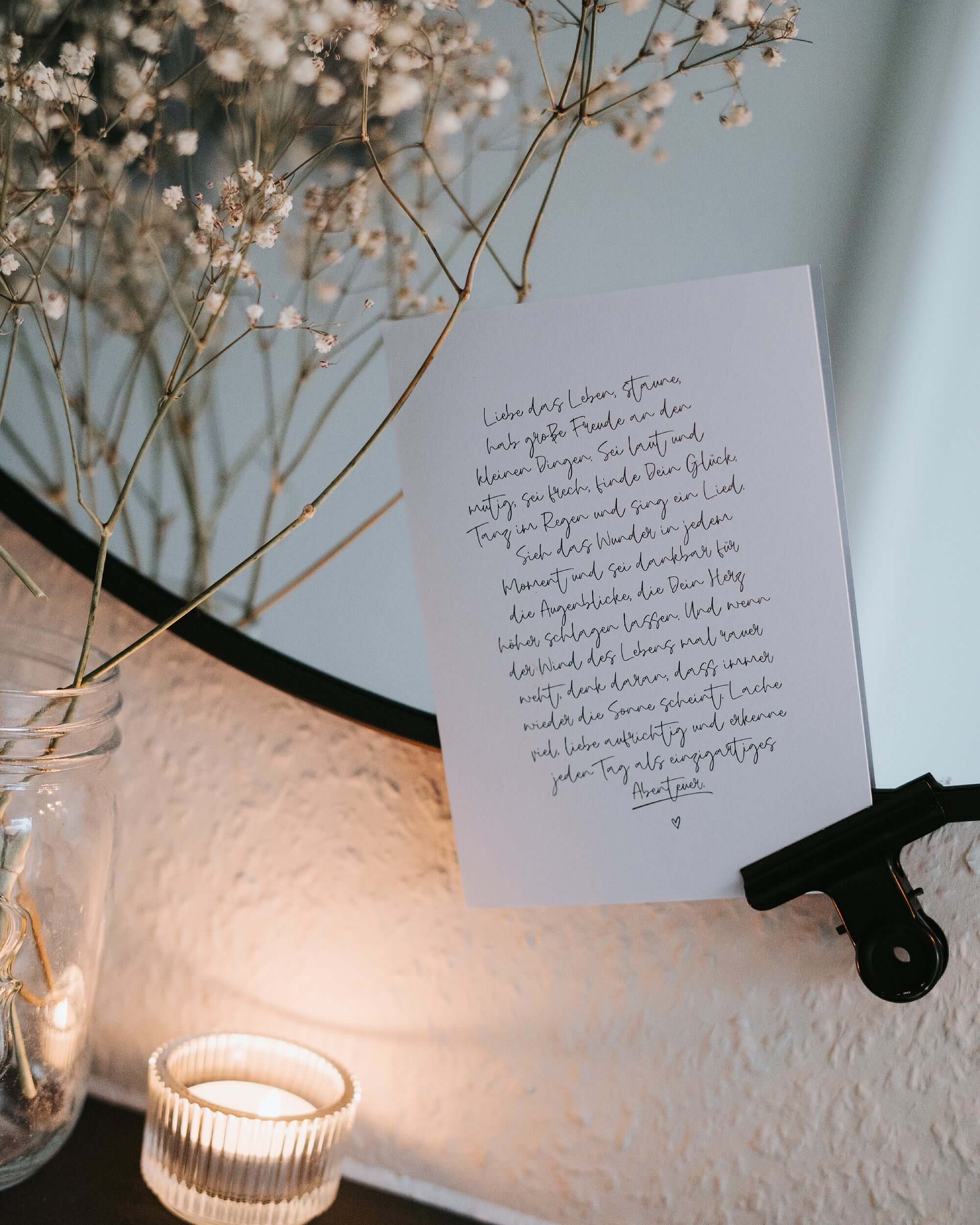 Postkarte mit Spruch und motiv Liebe das Leben in schwarz weiss