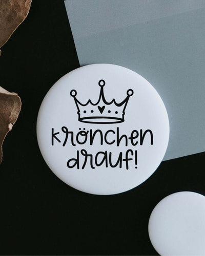 Magnete mit Spruch oder Motiv Krönchen drauf · groß in schwarz weiss