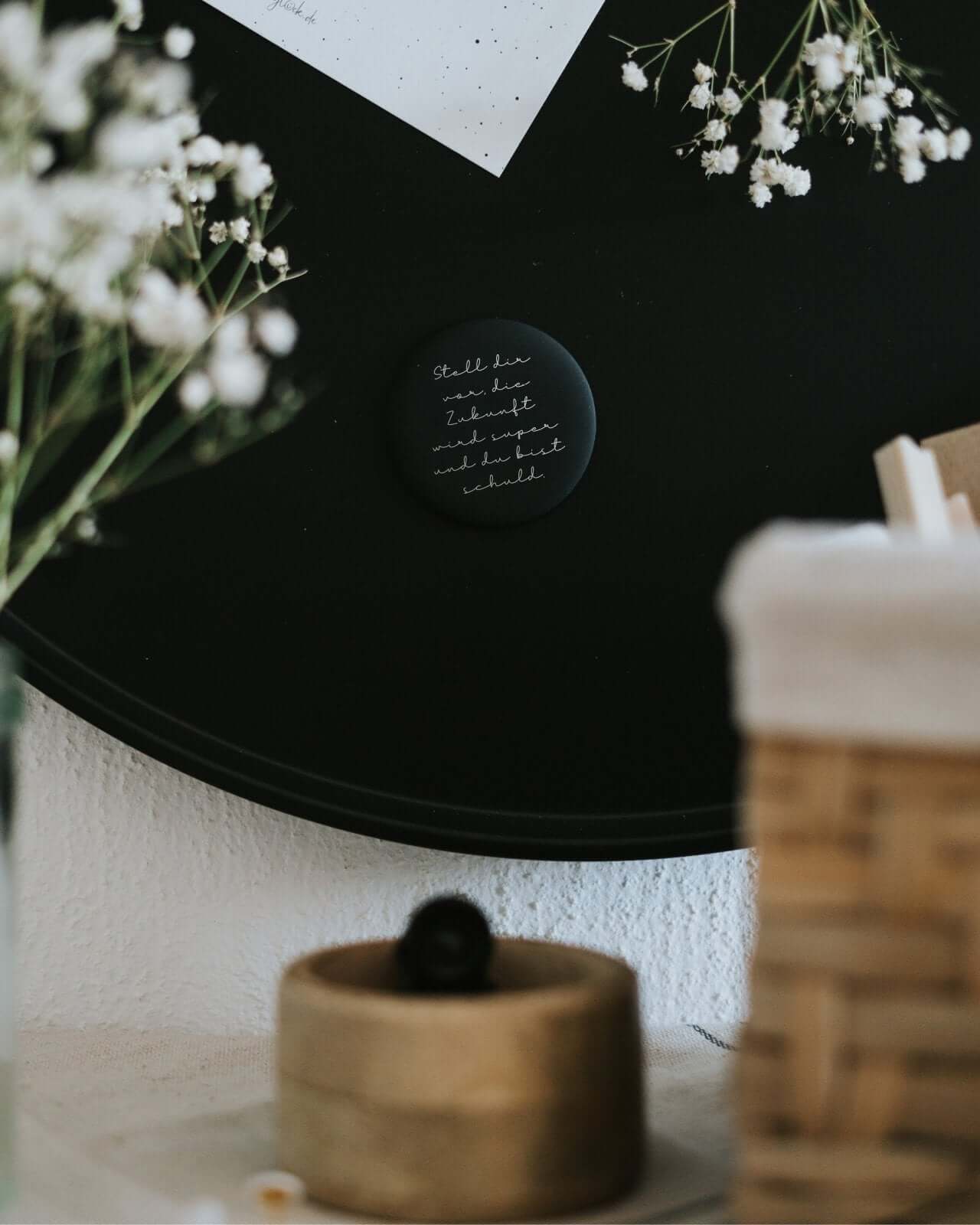 Magnete mit Spruch oder Motiv Die Zukunft wird super · groß in schwarz weiss