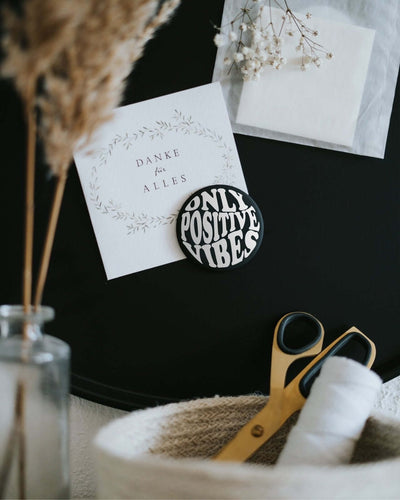 Magnete mit Spruch oder Motiv Only positive vibes · groß in schwarz weiss