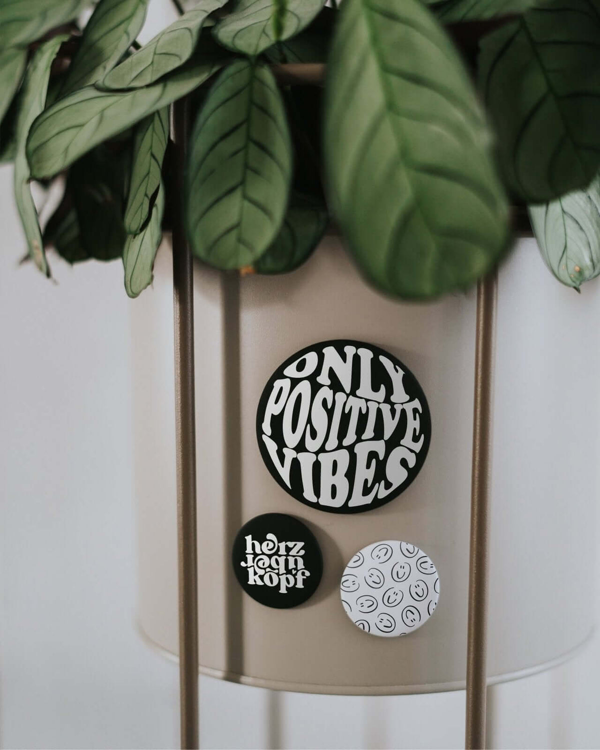 Magnete mit Spruch oder Motiv Only positive vibes · groß in schwarz weiss