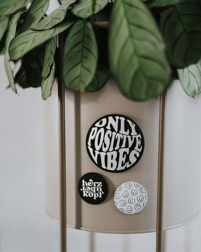 Magnete mit Spruch oder Motiv Only positive vibes · groß in schwarz weiss