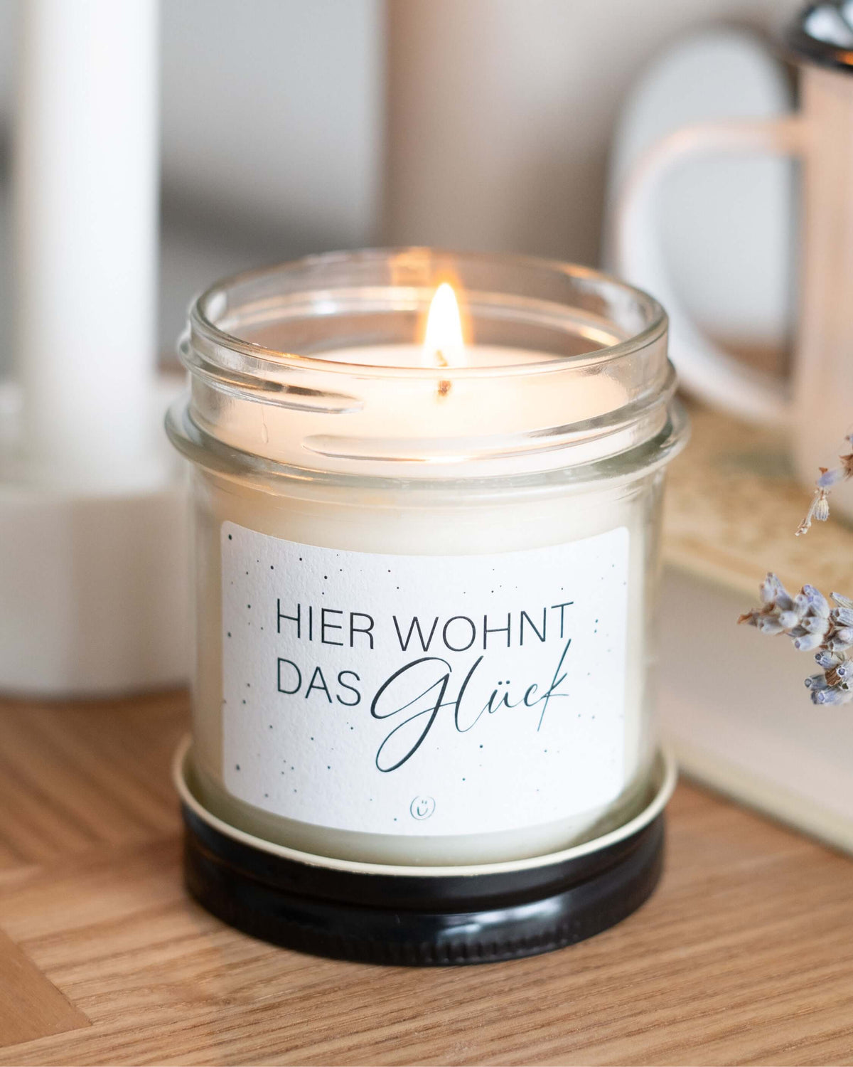 Vegane Kerze im Glas mit Spruch „Hier wohnt das Glück" – Geschenk zum Einzug von Heldenglück