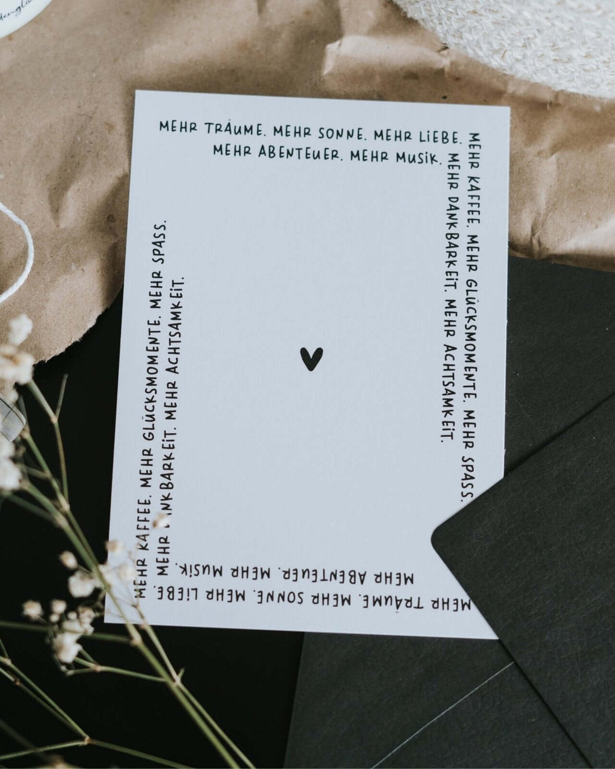 Postkarte mit Spruch und motiv Mehr Träume in schwarz weiss