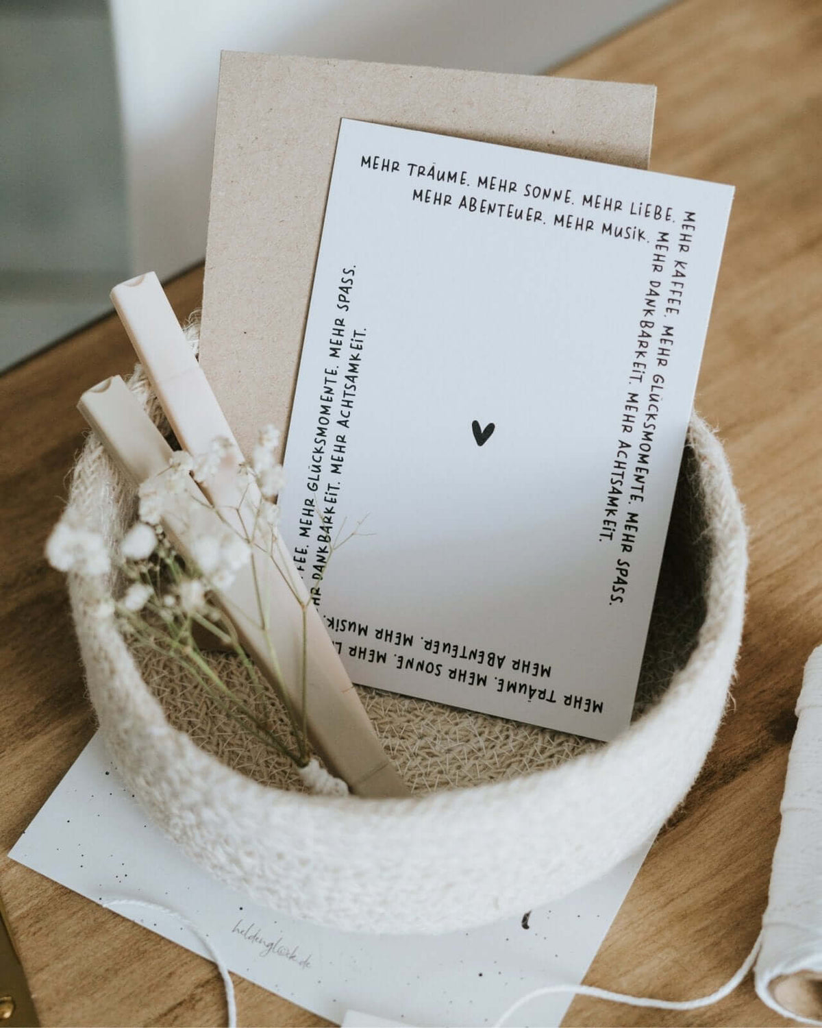 Postkarte mit Spruch und motiv Mehr Träume in schwarz weiss