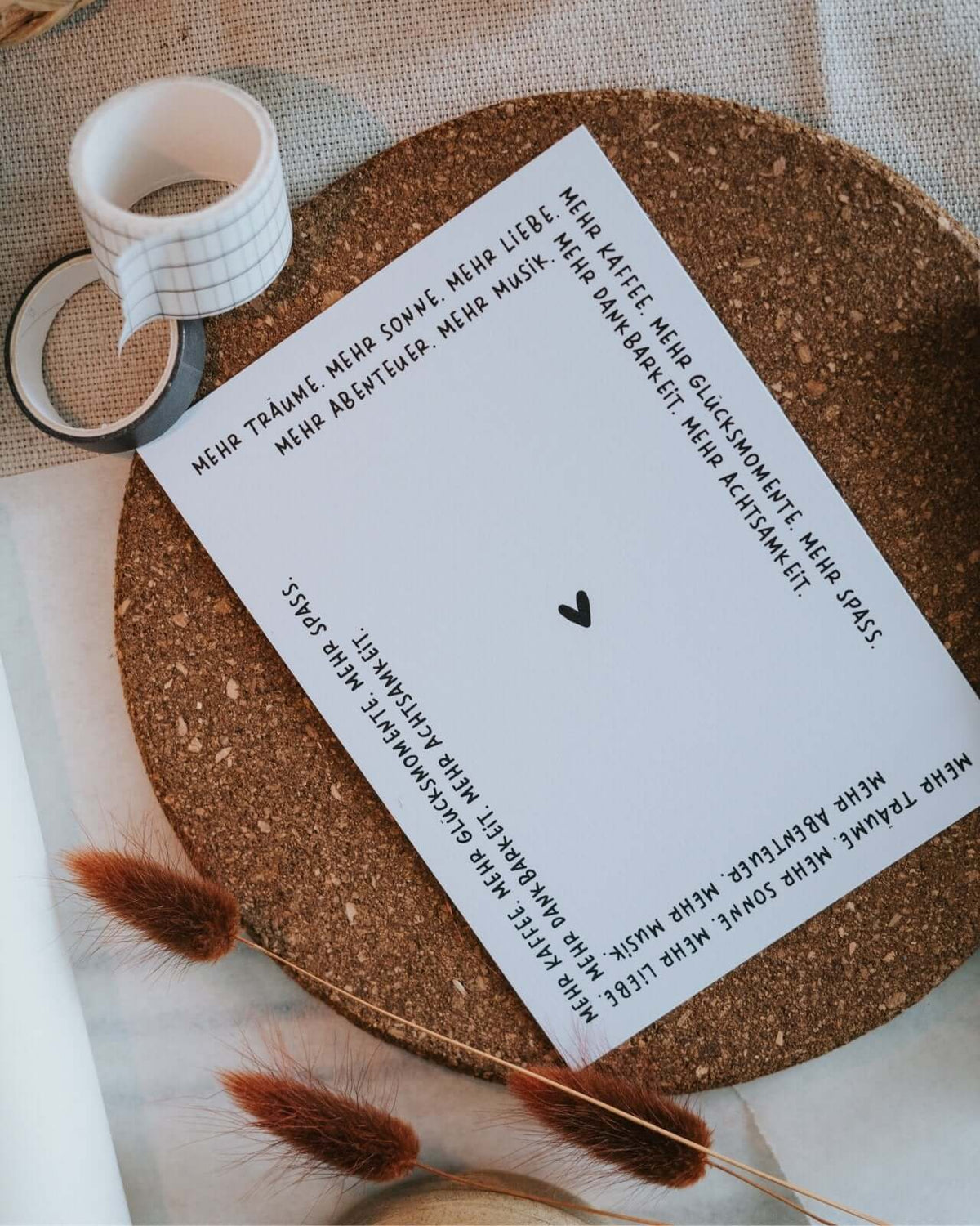 Postkarte mit Spruch und motiv Mehr Träume in schwarz weiss