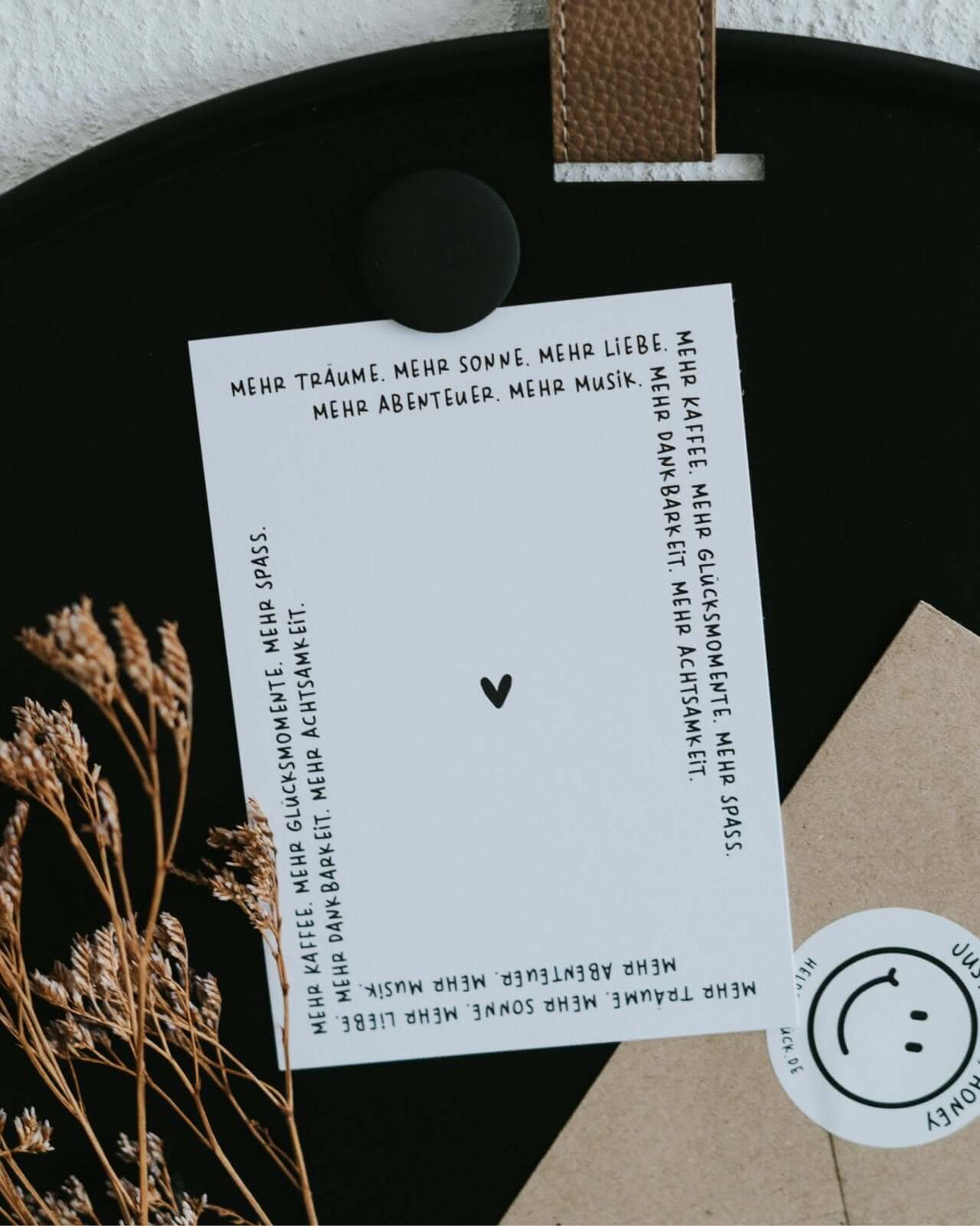 Postkarte mit Spruch und motiv Mehr Träume in schwarz weiss