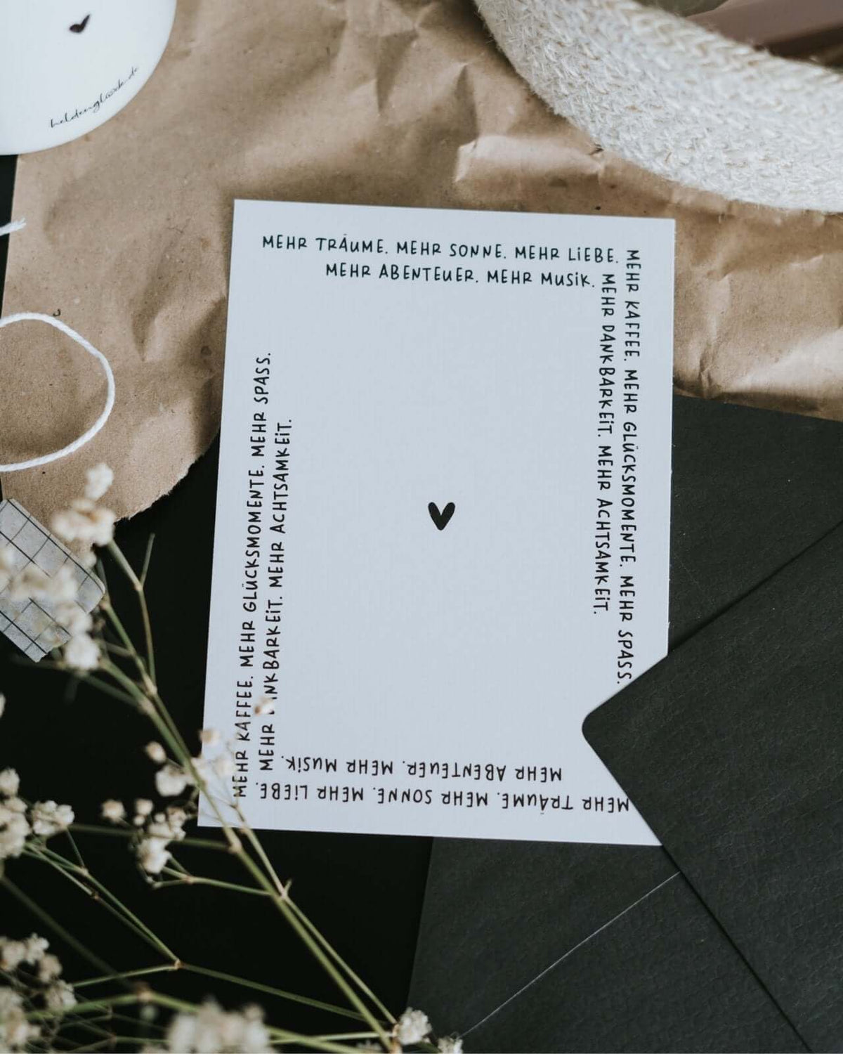 Postkarte mit Spruch und motiv Mehr Träume in schwarz weiss