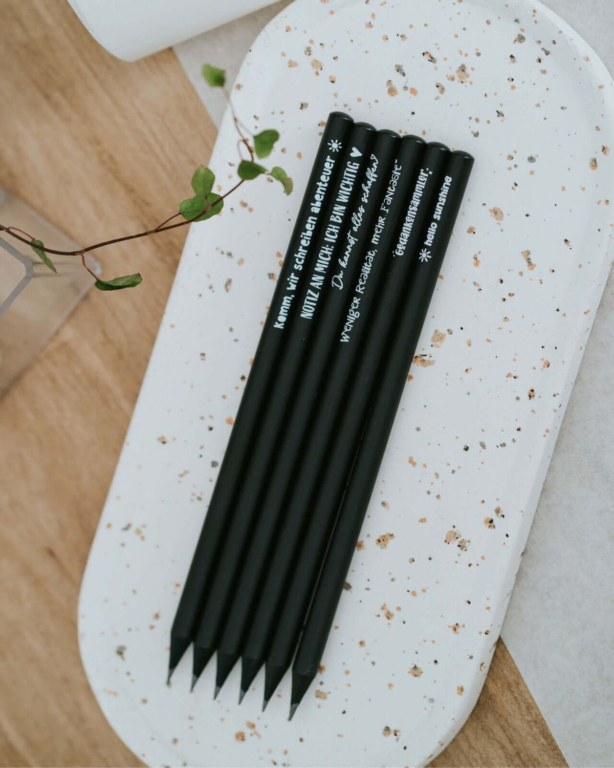 Bleistift mit Spruch oder Motiv Hello Sunshine in schwarz weiss