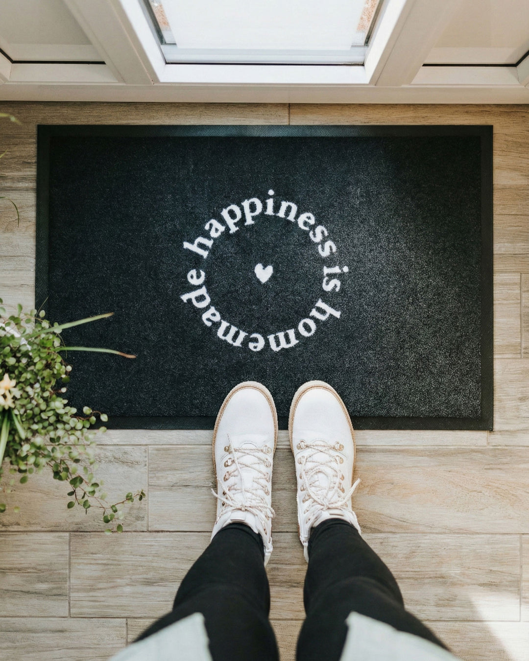 Fussmatte mit Spruch oder Motiv Happiness in schwarz weiss