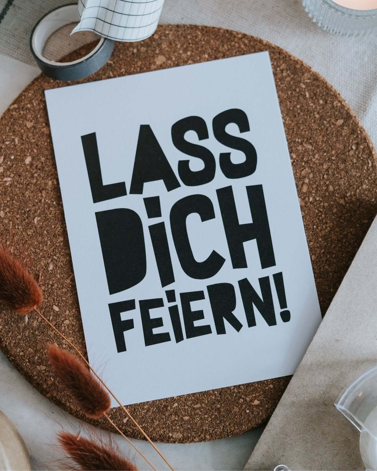 Postkarte mit Spruch und motiv Lass dich feiern in schwarz weiss