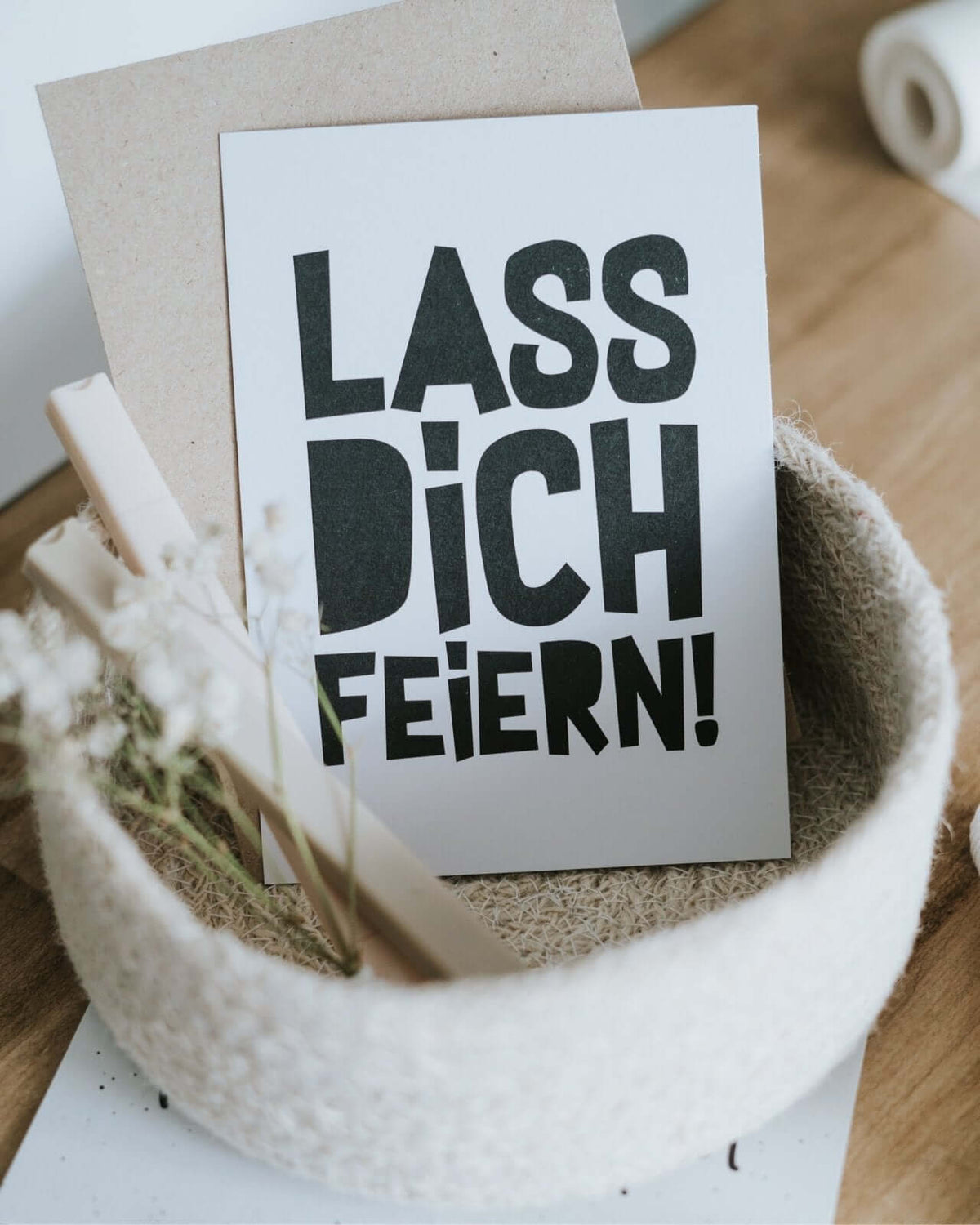 Postkarte mit Spruch und motiv Lass dich feiern in schwarz weiss