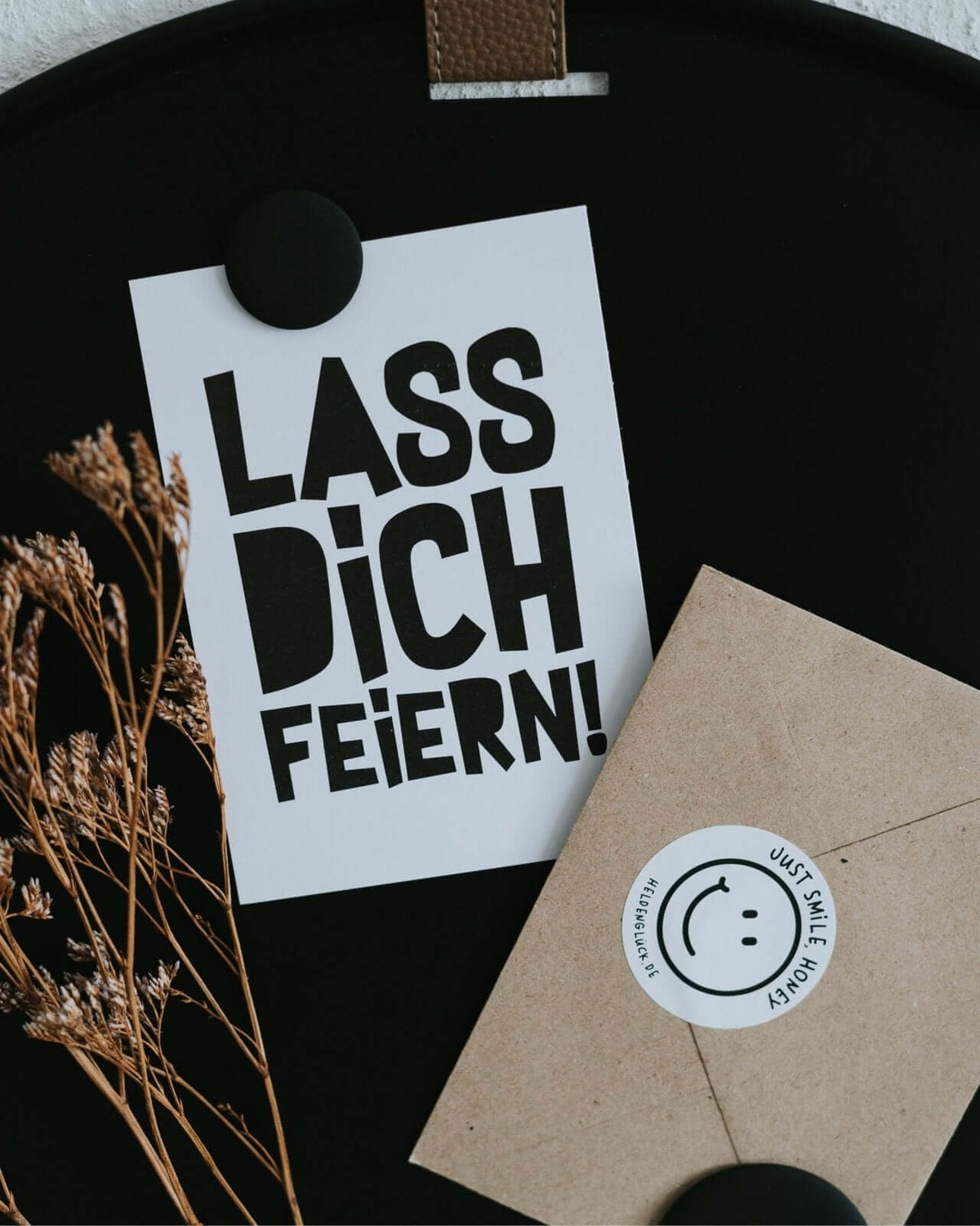 Postkarte mit Spruch und motiv Lass dich feiern in schwarz weiss