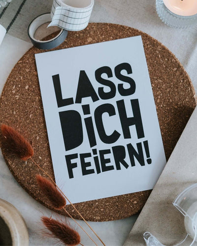 Postkarte mit Spruch und motiv Lass dich feiern in schwarz weiss