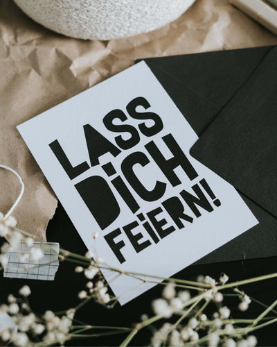 Postkarte mit Spruch und motiv Lass dich feiern in schwarz weiss