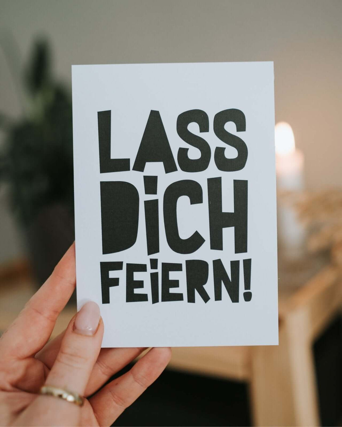 Postkarte mit Spruch und motiv Lass dich feiern in schwarz weiss