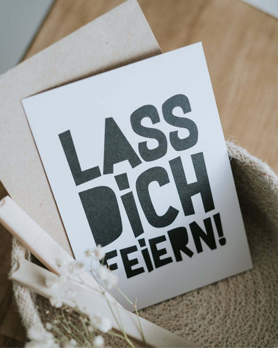 Postkarte mit Spruch und motiv Lass dich feiern in schwarz weiss