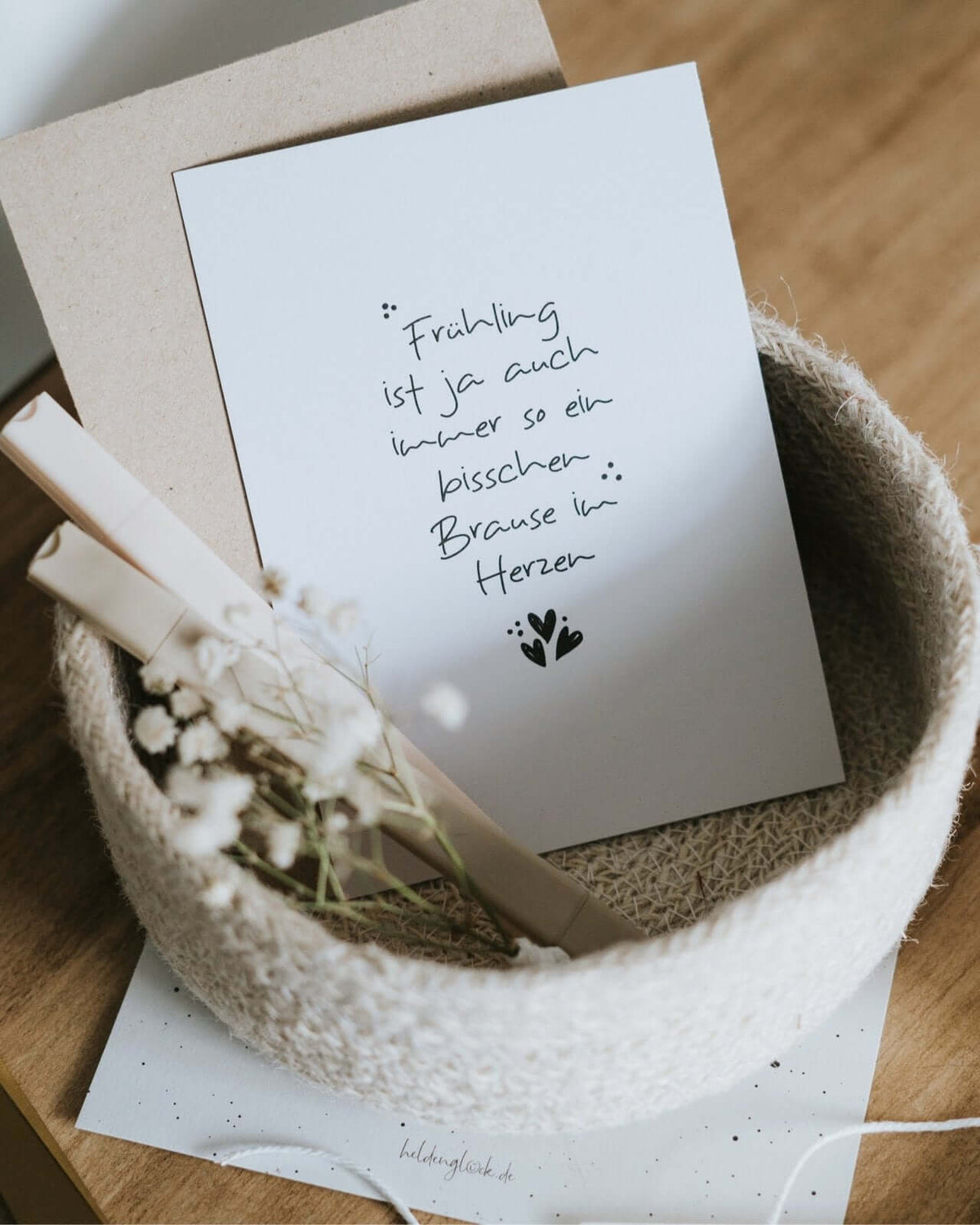 Postkarte mit Spruch und motiv Frühling in schwarz weiss
